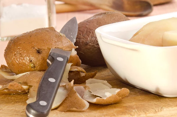 Pečené brambory a kuchyňský nůž — Stock fotografie
