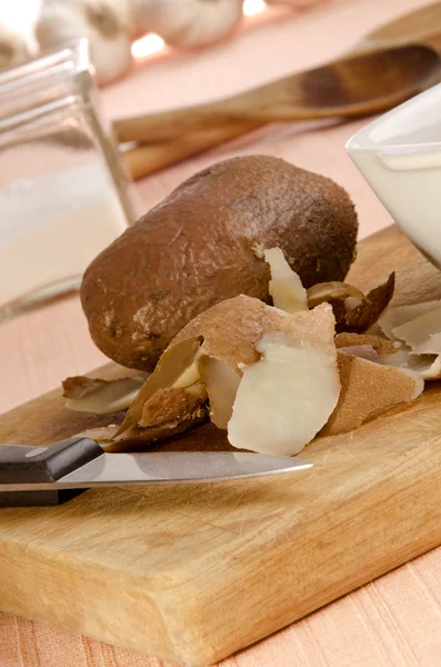 Jacket potatoes and a kitchen knife — Stock Photo, Image