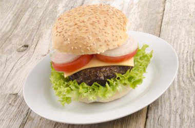 ev yapımı hamburger bir plaka üzerinde