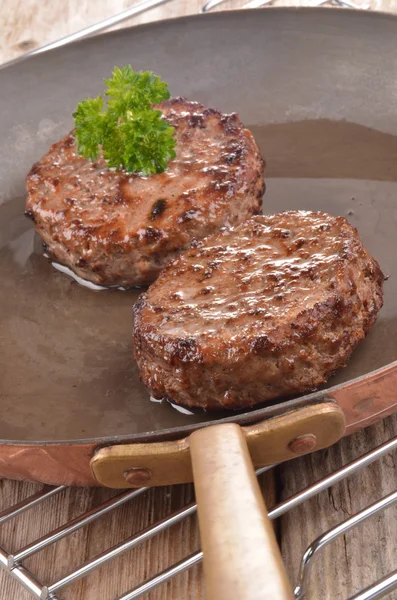 銅の鍋で揚げハンバーガーの肉 — ストック写真