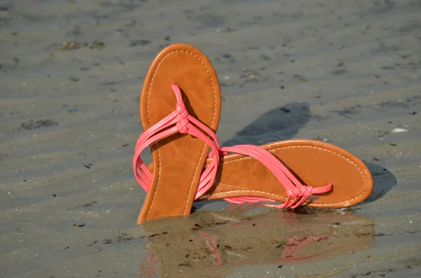 Flip flop sandals lying on the beach — Stock Photo, Image