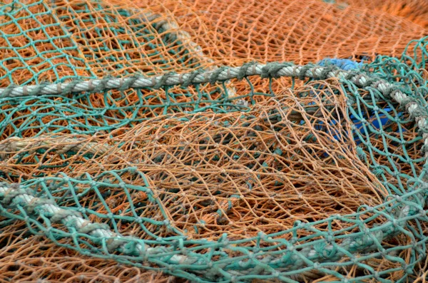 Farklı renklerde balık ağları
