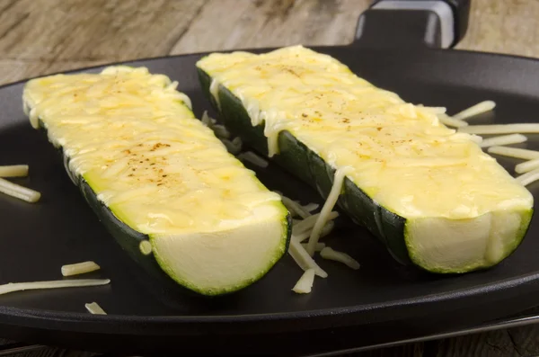 Backas zucchini med bondgård ost — Stockfoto