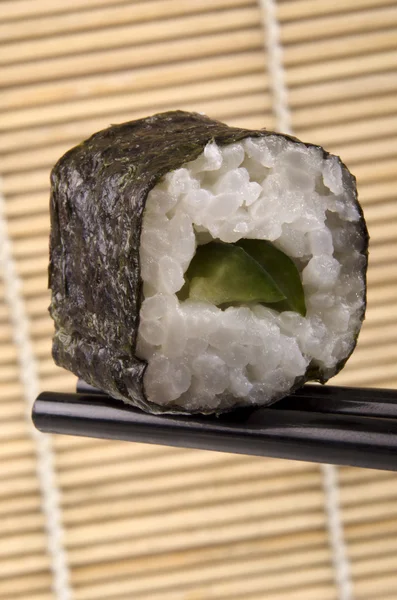Sushi i i jeden kolor brązowy pałeczki — Zdjęcie stockowe