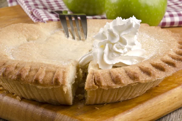 Crunchy apple pie with whipped cream — Stock Photo, Image