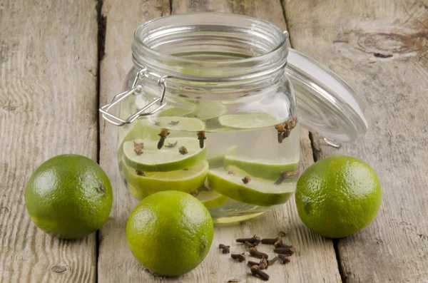 Limes em conserva em um copo — Fotografia de Stock