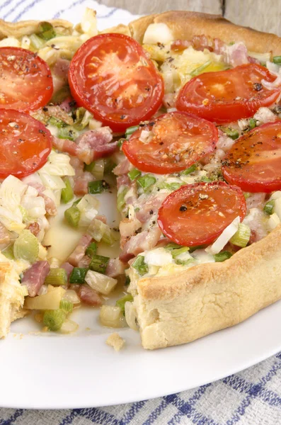 Spring onion and bacon quiche with tomato — Stock Photo, Image