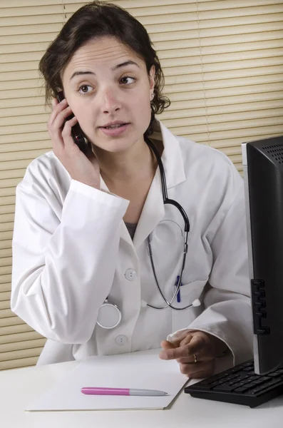 Sağlık personelinin bir telefonla konuşuyor — Stok fotoğraf