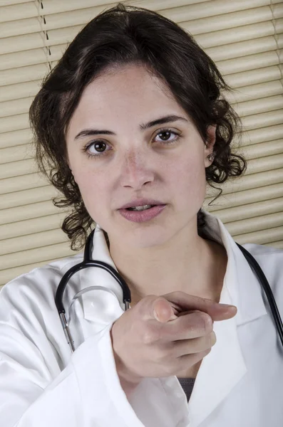 Personel medyczny pokazuje z jej palec — Zdjęcie stockowe