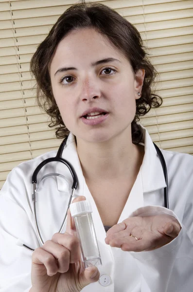 Medizinisches Personal zeigt einen leeren Urinprobenbehälter — Stockfoto