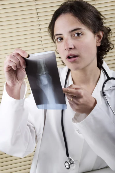 Zdravotnický personál zkoumala rentgenový obraz — Stock fotografie
