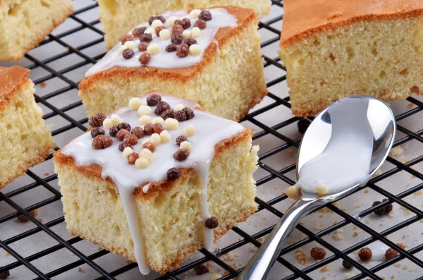 Citroen taart met suiker en chocolade ballen ijsvorming — Stockfoto