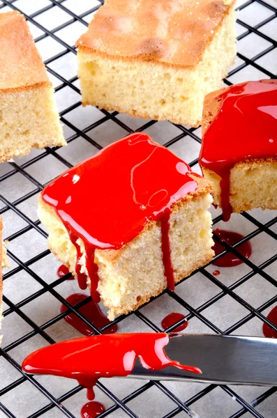 Appelplaat cake met aardbei poedersuiker — Stockfoto