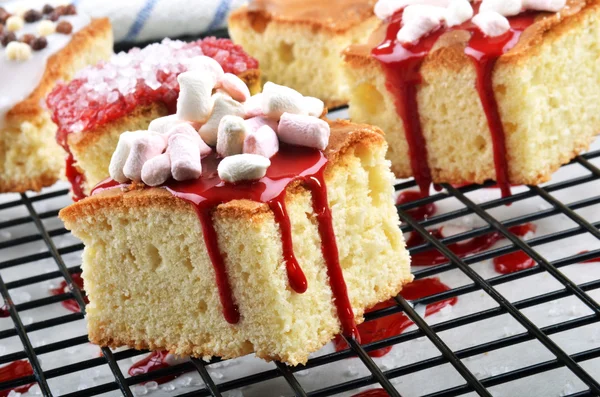 Taca ciasto z truskawkami cukrem pudrem — Zdjęcie stockowe