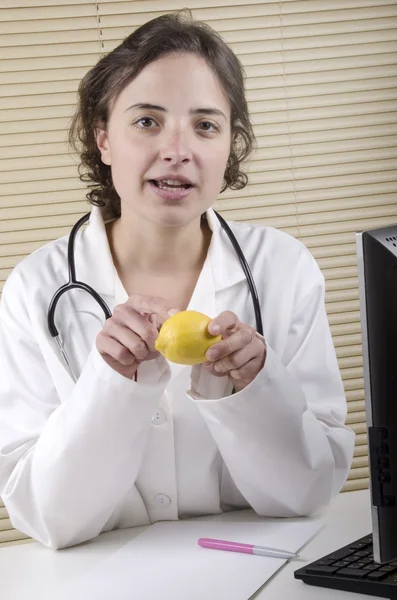 Medicinsk personal förklarar vikten en citron — Stockfoto