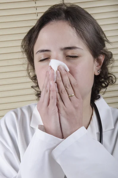 Ärztlicher Mitarbeiter ist erkältet — Stockfoto