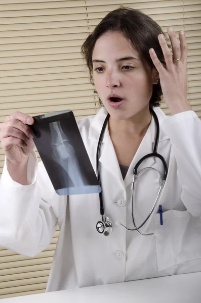 Zdravotnický personál zkoumala rentgenový obraz — Stock fotografie