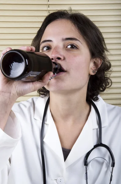 Μέλος ιατρικού προσωπικού, πίνοντας μπύρα — Φωτογραφία Αρχείου