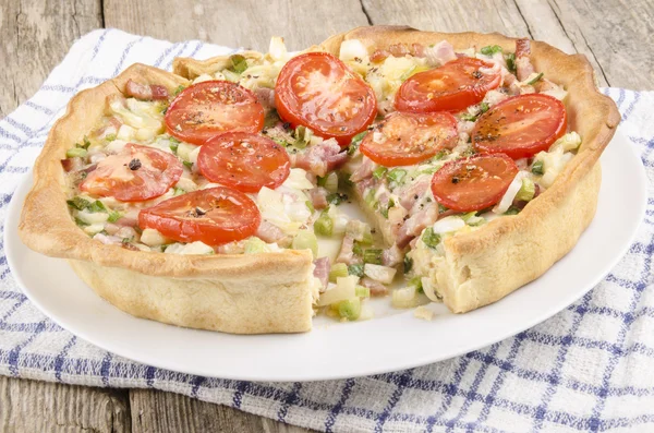 Vegetable and bacon quiche with tomato — Stock Photo, Image