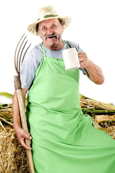 Agricultor orgânico com uma forquilha e uma caneca de cerveja — Fotografia de Stock