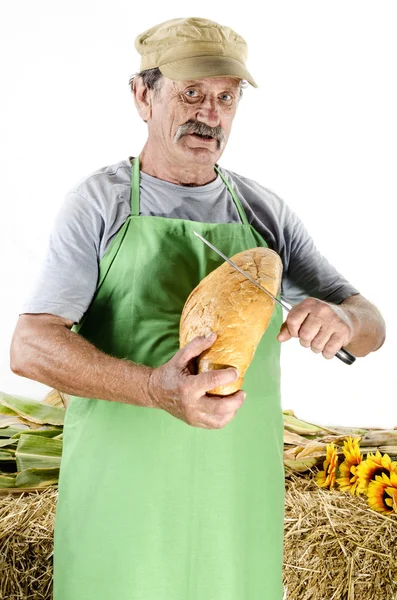 Biologische boer met zelfgebakken brood — Stockfoto