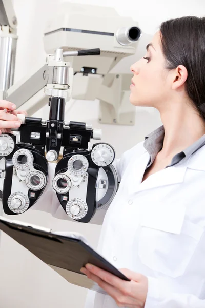 Optometrista Guardando Phoropter — Foto Stock