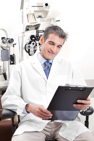 Dottore in oftalmologia clinica — Foto Stock