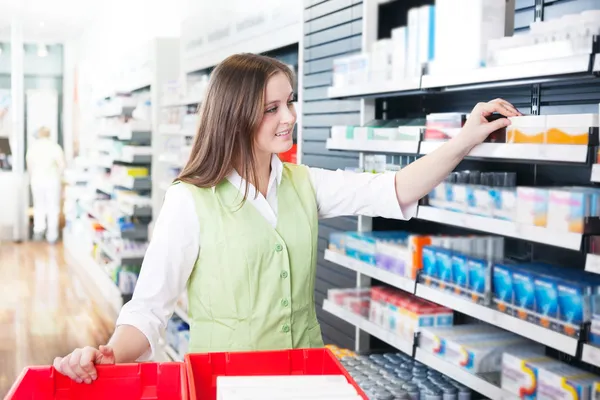 Farmacista femminile in farmacia — Foto Stock