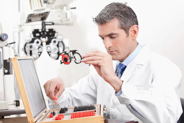 Optometrista Segurando óculos de olho de medição — Fotografia de Stock