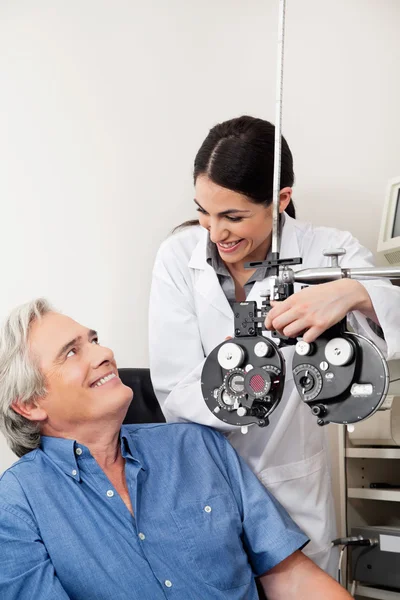 Optometrista e paciente antes do exame oftalmológico — Fotografia de Stock