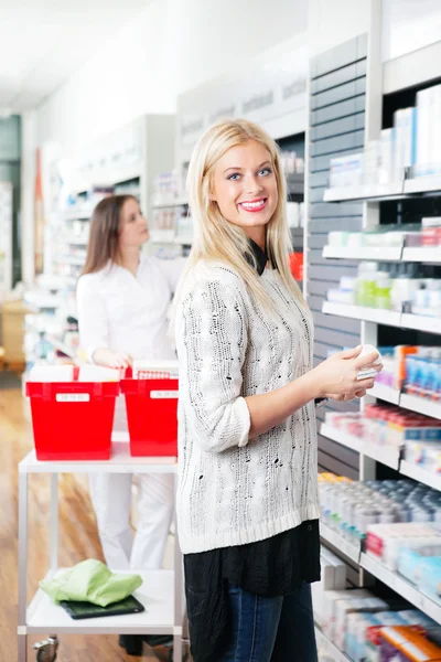 Femme au magasin de pharmacie — Photo