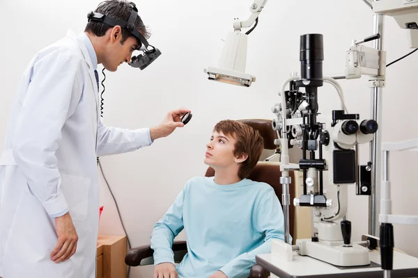 Boy ondergaan verwijde retinale examen — Stockfoto