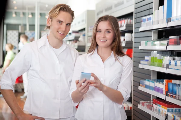 Dwa farmaceutów wzajemnych konsultacji — Zdjęcie stockowe