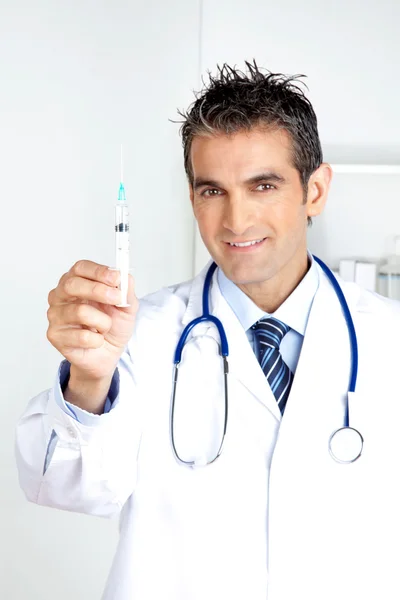 Médico varón sosteniendo jeringa — Foto de Stock
