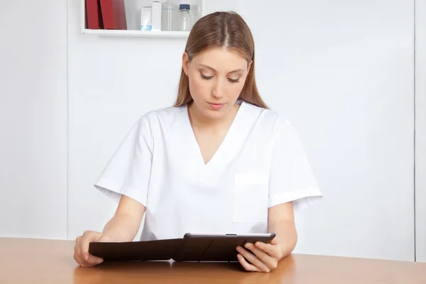 Медицинский работник с помощью цифрового планшета — стоковое фото