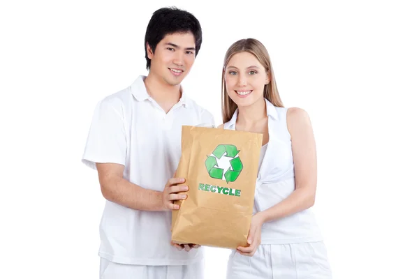 Молодая пара холдинг бумажная сумка — стоковое фото