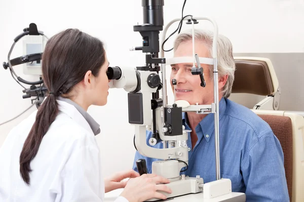 Оптометрист проводит проверку зрения — стоковое фото