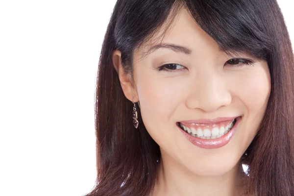 Güzel Asyalı kadın gülümsüyor — Stok fotoğraf