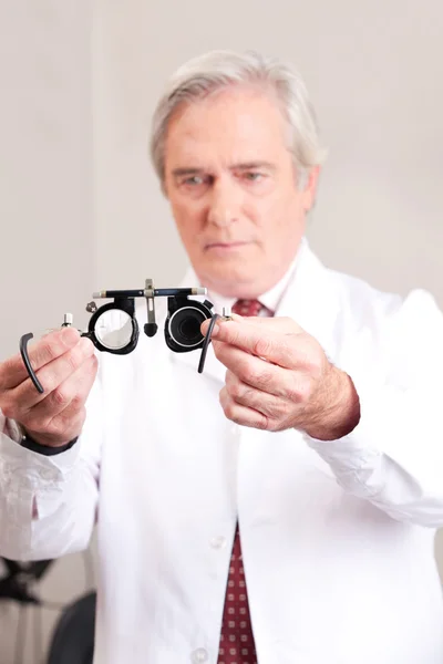 Doctor in de oftalmologie kliniek — Stockfoto