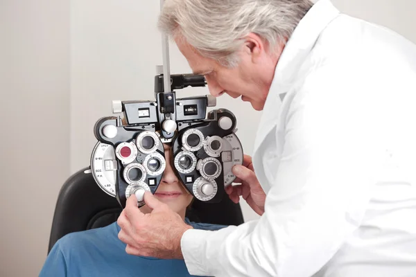 Optométriste faisant des tests de vue — Photo