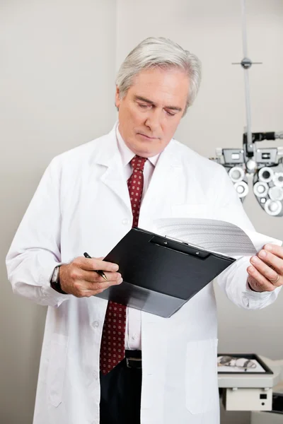 Optometrista Verificando a prescrição — Fotografia de Stock