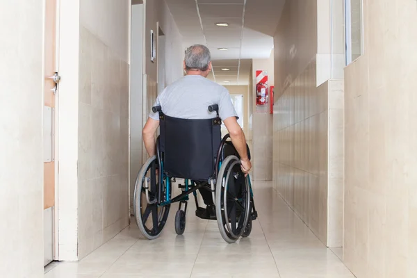Senior man zit in een rolstoel — Stockfoto