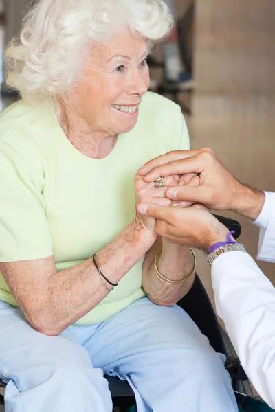 Läkare tröstande äldre kvinna — Stockfoto