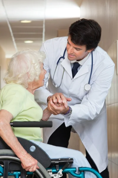 Arzt tröstet Seniorin im Krankenhaus — Stockfoto