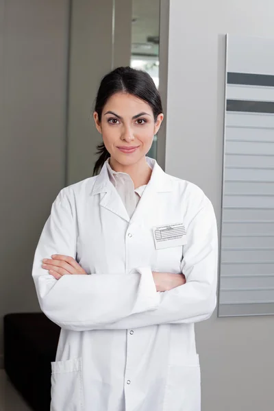 Optometrista femenina con brazos cruzados — Foto de Stock