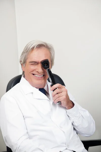 Optometrist με οφθαλμοσκόπιο — Φωτογραφία Αρχείου