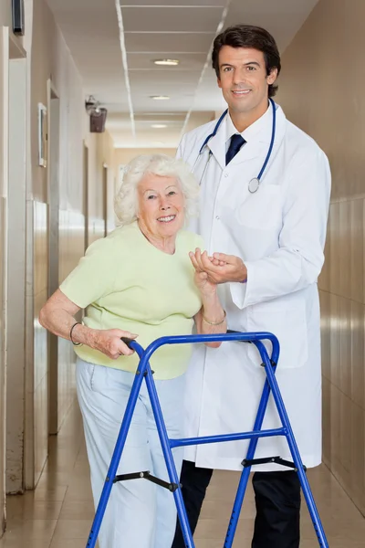 Yaşlı bir kadın ile kadının yürüme yardım doktor — Stok fotoğraf