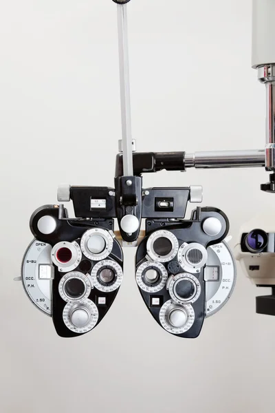Equipo óptico del foropter para el examen del ojo — Foto de Stock