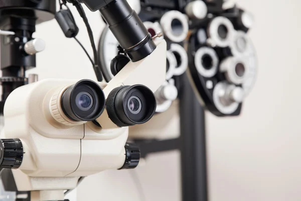 Göz muayenesi için tıbbi aletleri — Stok fotoğraf