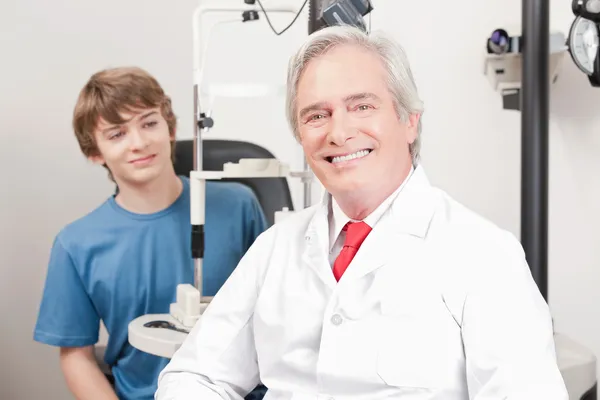 Optometrista e paziente — Foto Stock